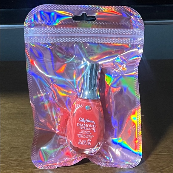 Sally Hansen Diamond Strength Nail Color - Red - Picture 1 of 4